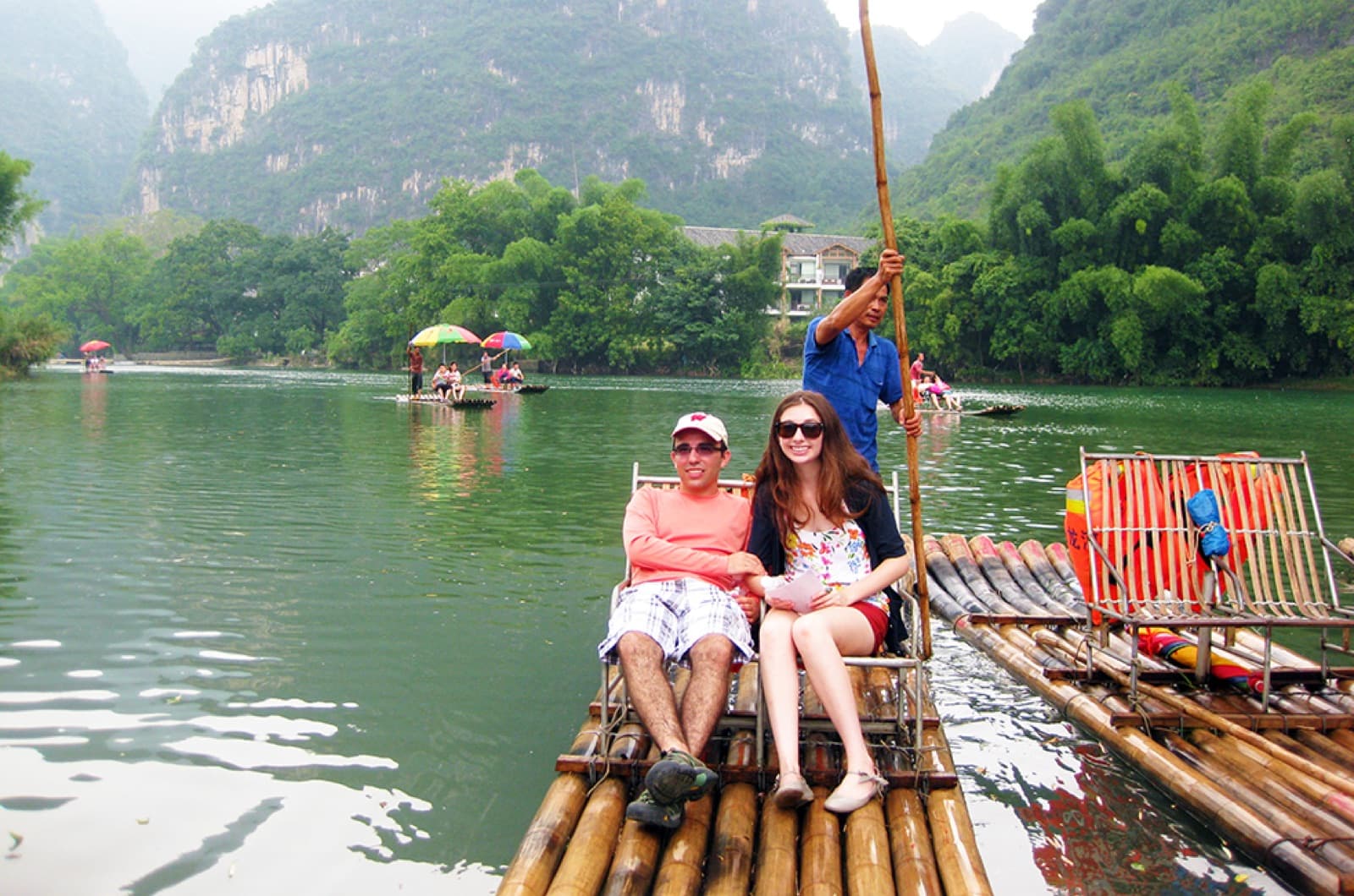 Paseo en balsa de bambú por el río Yulong vista principal